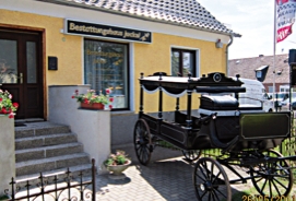 Bestattungshaus Juckel mit Kutsche Ahr.tif