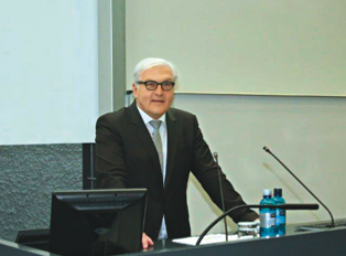 AbsolventenverabschiedungSteinmeier03.tif