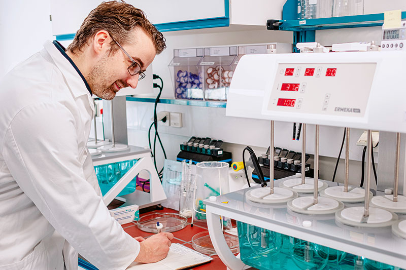 Foto von Dr. Martin Reinsch und Constantin Welz von der Firma Analytisches Zentrum Biopharm GmbH