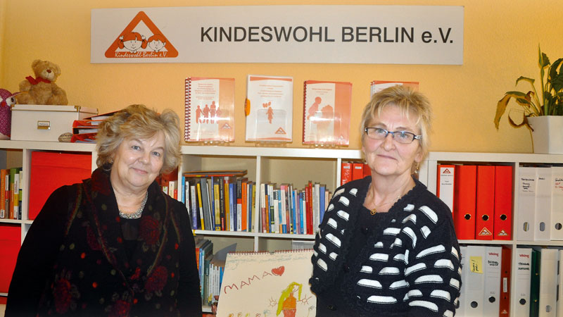Foto von Vera Kluge und Dr. Roswitha Korduan und Susanne Ferjani von der Firma Kindeswohl-Berlin e.V.