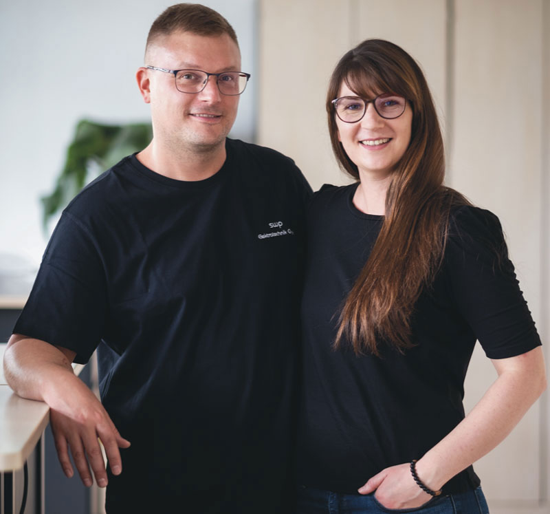 Foto von Ole Pfaab und Anja Krüger von der Firma swp Elektrotechnik GmbH Foto von Ole Pfaab und Anja Krüger von der Firma swp Elektrotechnik GmbH