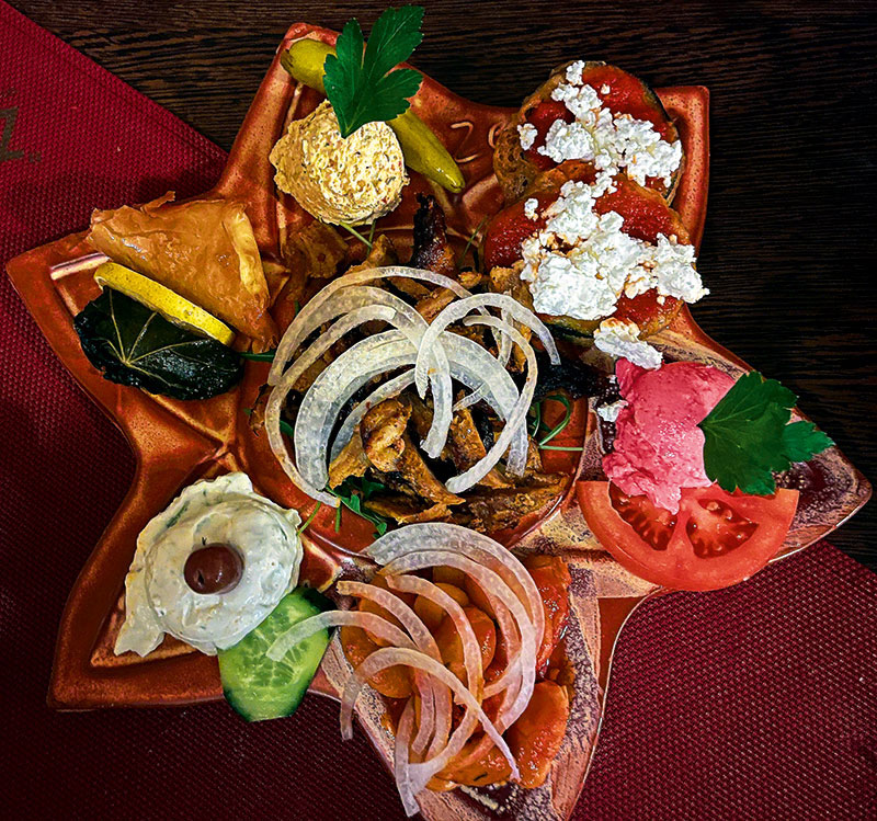 Foto von Mario Sukuli und Angelos Kypraios und Vassilios Adonopoulos von der Firma Restaurant Zeus Foto von Mario Sukuli und Angelos Kypraios und Vassilios Adonopoulos von der Firma Restaurant Zeus