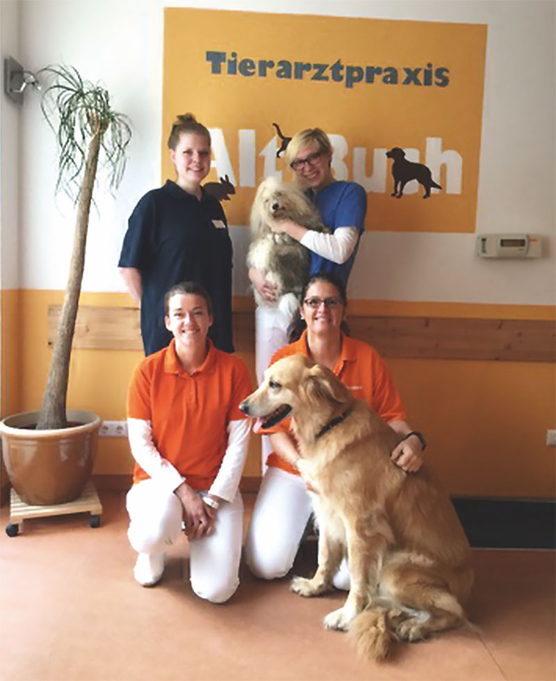 Foto von Dr. Simone Oberhäuser und Sarah Barleben von der Firma Tierarztpraxis Dr. Simone Oberhäuser