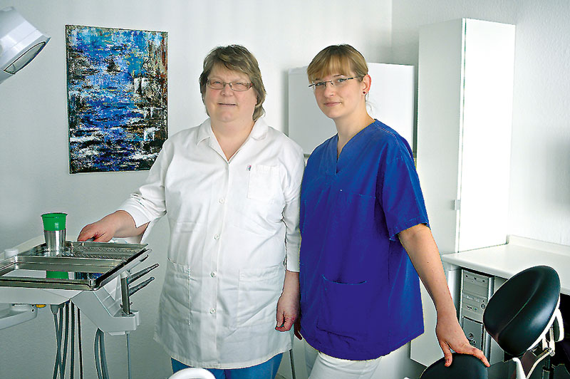 Foto von Karin Gehrz und Anja Kelemen von der Firma Zahnarztpraxis Karin Gehrz & Kollegen