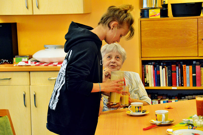 Foto von Claudia Wilke und Petra Behrendt, Schüler im Seniorenheim, Bernau
