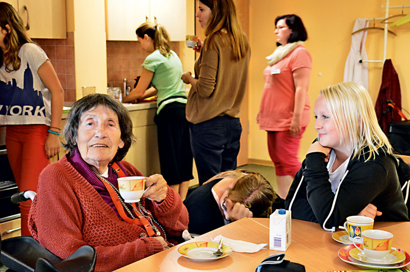 Foto von Claudia Wilke und Petra Behrendt, Schüler im Seniorenheim, Bernau