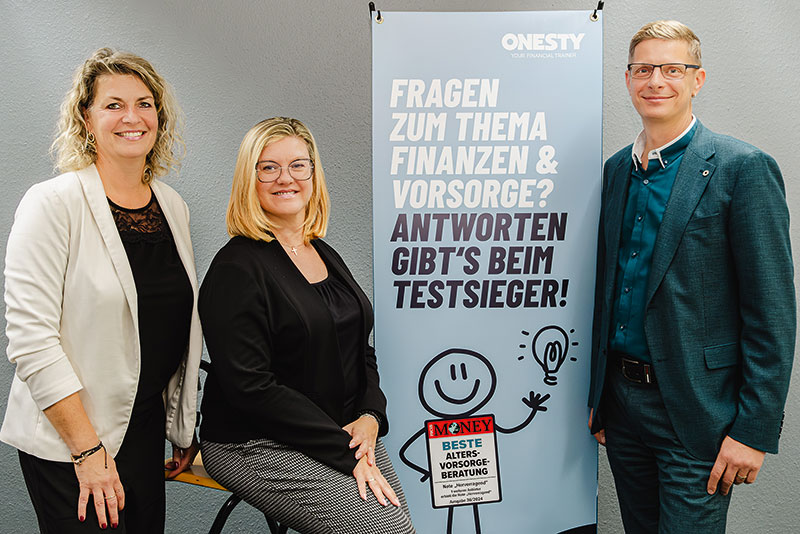 Foto von Kathrin Lorenz-Parchmann und Andreas Roßbander und Mandy Schuhmann von der Firma ONESTY Agentur Bernau Foto von Kathrin Lorenz-Parchmann und Andreas Roßbander und Mandy Schuhmann von der Firma ONESTY Agentur Bernau