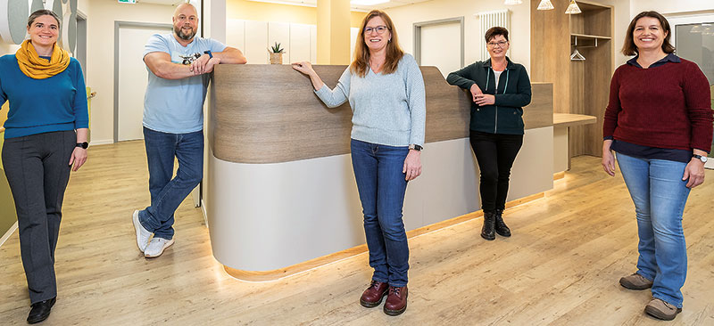 Foto von Anna-Lena Friedo und Ansprechpartnerin von der Firma Medizinisches Behandlungszentrum für Erwachsene mit geistiger oder schwerer mehrfacher Behinderung (MZEB) Bernau