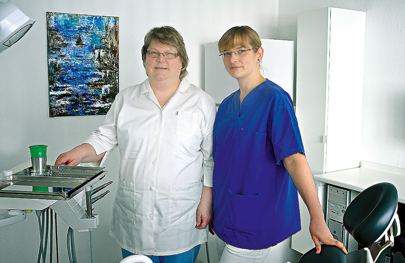 Foto von Karin Gehrz und Anja Kelemen von der Firma Zahnarztpraxis Karin Gehrz & Kollegen