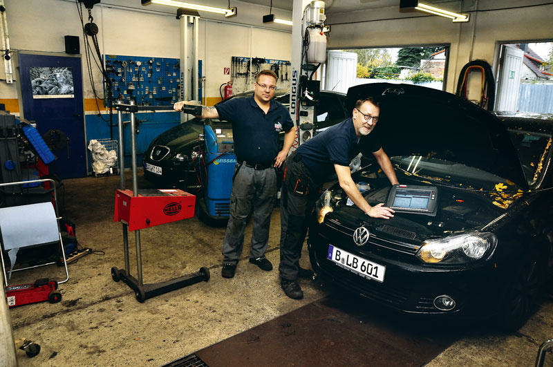 Foto von Lutz Buckelberg und Christian Weigand von der Firma Autoservice Buckelberg
