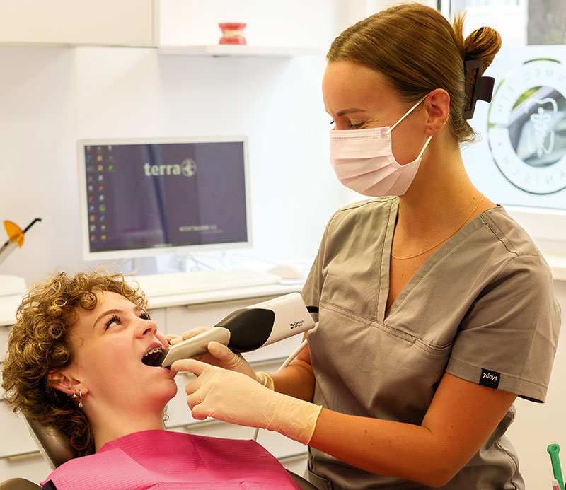 Foto von Dorina Hanisch von der Firma ZAHNMEDIZIN HANISCH Zahnarztpraxis und Kieferorthopädie