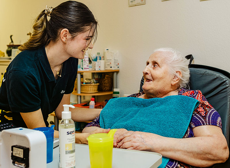 Foto von Nicole Baró von der Firma Hauskrankenpflege zum Sonnenschein Foto von Nicole Baró von der Firma Hauskrankenpflege zum Sonnenschein