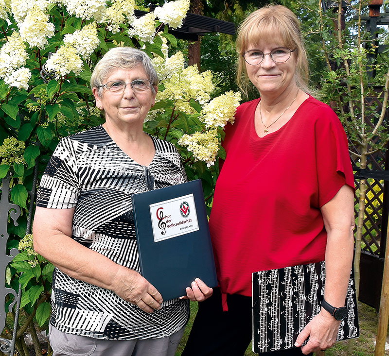 Foto von Regina Kampmeyer und Sabine Schulz, Chor der Volkssolidarität Brieselang, Brieselang