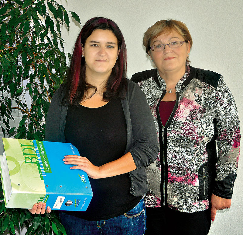 Foto von Irina Gehlert und Theresa Jahn von der Firma Lohnsteuerhilfe Berlin-Brandenburg e.V.