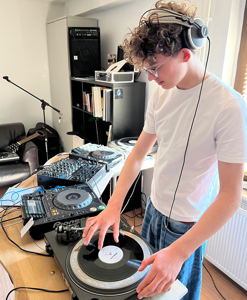 Foto von René Bourgeois und Projektleiter, Jugendclub „Zuhaus am See“, Erkner Foto von René Bourgeois und Projektleiter, Jugendclub „Zuhaus am See“, Erkner