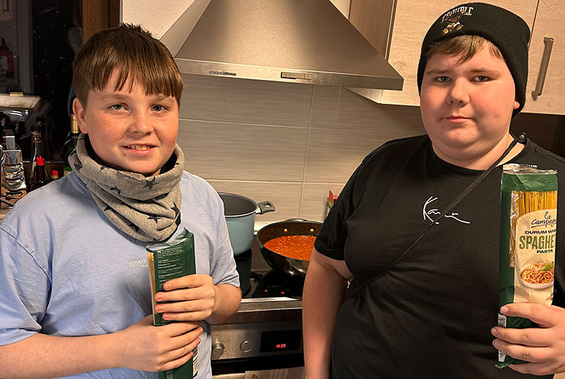 Foto von René Bourgeois und Projektleiter, Jugendclub „Zuhaus am See“, Erkner Foto von René Bourgeois und Projektleiter, Jugendclub „Zuhaus am See“, Erkner