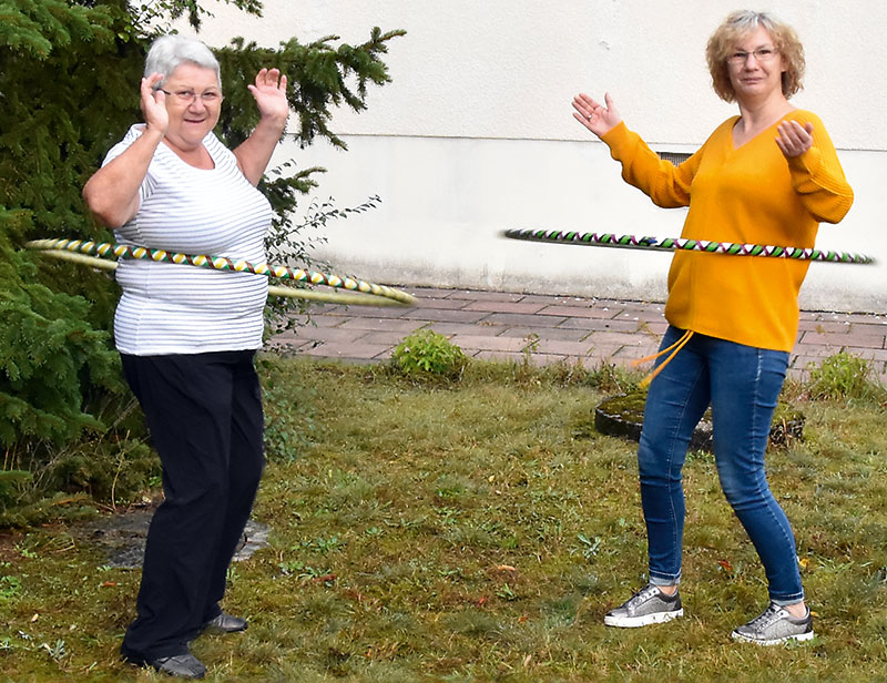 Foto von Annette Kersten und Doris Müller, „Hula-Hoop ab 40“, Erkner