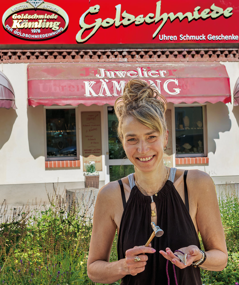Foto von Jacqueline Kämling von der Firma Goldschmiede Kämling Foto von Jacqueline Kämling von der Firma Goldschmiede Kämling