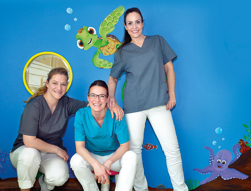 Foto von Dr. Ebba Willmund und Dr. Nadine Torn und Sandra Langer von der Firma Zahnärzte Falkensee