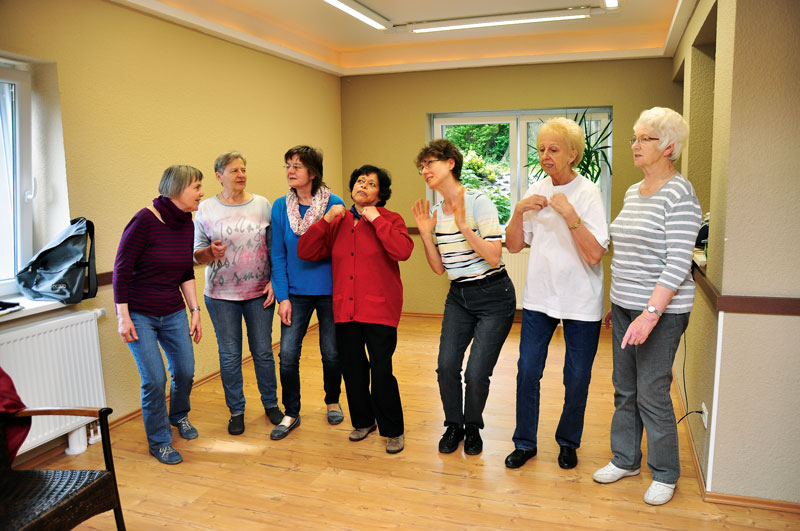 Foto von Irene Höft und Karin Hirschberg und Yolanda Guido und Elisabeth Rosenke und Ruth Michael und Anne Gieloff und Ivanka Ruhs und Gerhard Krause, Tänzerinnen, Falkensee