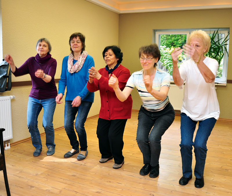 Foto von Irene Höft und Karin Hirschberg und Yolanda Guido und Elisabeth Rosenke und Ruth Michael und Anne Gieloff und Ivanka Ruhs und Gerhard Krause, Tänzerinnen, Falkensee