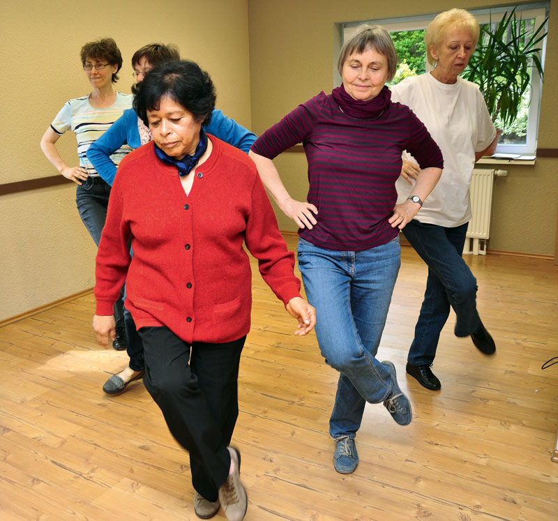 Foto von Irene Höft und Karin Hirschberg und Yolanda Guido und Elisabeth Rosenke und Ruth Michael und Anne Gieloff und Ivanka Ruhs und Gerhard Krause, Tänzerinnen, Falkensee