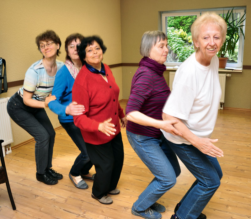 Foto von Irene Höft und Karin Hirschberg und Yolanda Guido und Elisabeth Rosenke und Ruth Michael und Anne Gieloff und Ivanka Ruhs und Gerhard Krause, Tänzerinnen, Falkensee