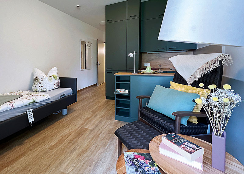 Foto von Alexander Blum und Einrichtungsleiter von der Firma Caritas-Seniorenzentrum St. Elisabeth