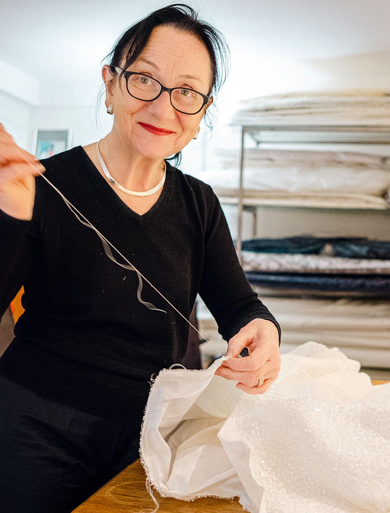 Foto von Adelheid Thompson von der Firma Dipl.-Designerin Adelheid Thompson (UdK Berlin), Innungsmeisterin des Damenschneiderhandwerks, Mitglied der Fédération Française de la Création Couture Sur Mesure – Paris