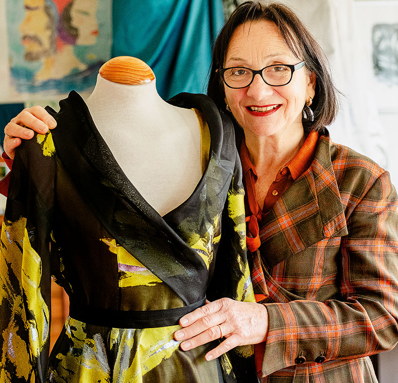 Foto von Adelheid Thompson von der Firma Dipl.-Des. Ali Thompson (UdK Berlin), Schneidermeisterin, Mitglied der Fédération Française de la Création Couture Sur Mesure – Paris Foto von Adelheid Thompson von der Firma Dipl.-Des. Ali Thompson (UdK Berlin), Schneidermeisterin, Mitglied der Fédération Française de la Création Couture Sur Mesure – Paris