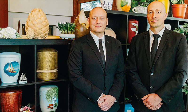 Foto von Fabian Derlig und Tim Giesa von der Firma D&G Bestattungen GmbH Foto von Fabian Derlig und Tim Giesa von der Firma D&G Bestattungen GmbH