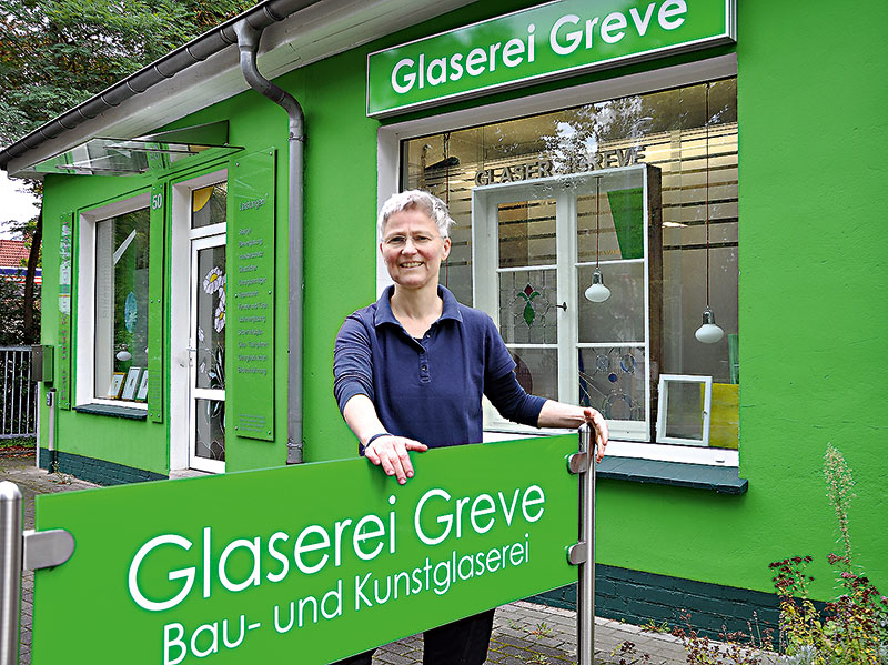 Foto von Glasermeisterin Carina Giepen von der Firma Bau- und Kunstglaserei Greve