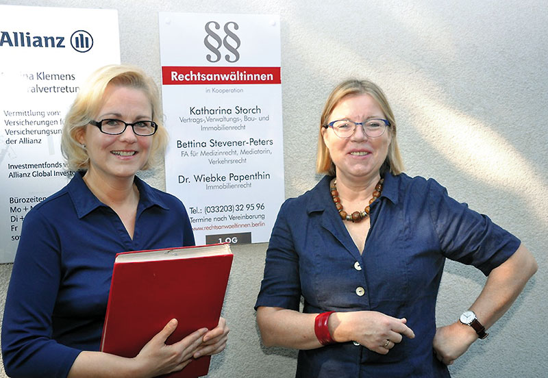 Foto von Katharina Storch und Bettina Stevener-Peters von der Firma Rechtsanwältinnen Storch und Stevener-Peters