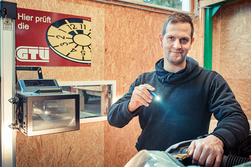 Foto von Carl-Christoph Müller und Marco Häusler von der Firma ISB Dahmeland GmbH & Co. KG, KFZ-Prüfstellen der GTÜ; Wildau