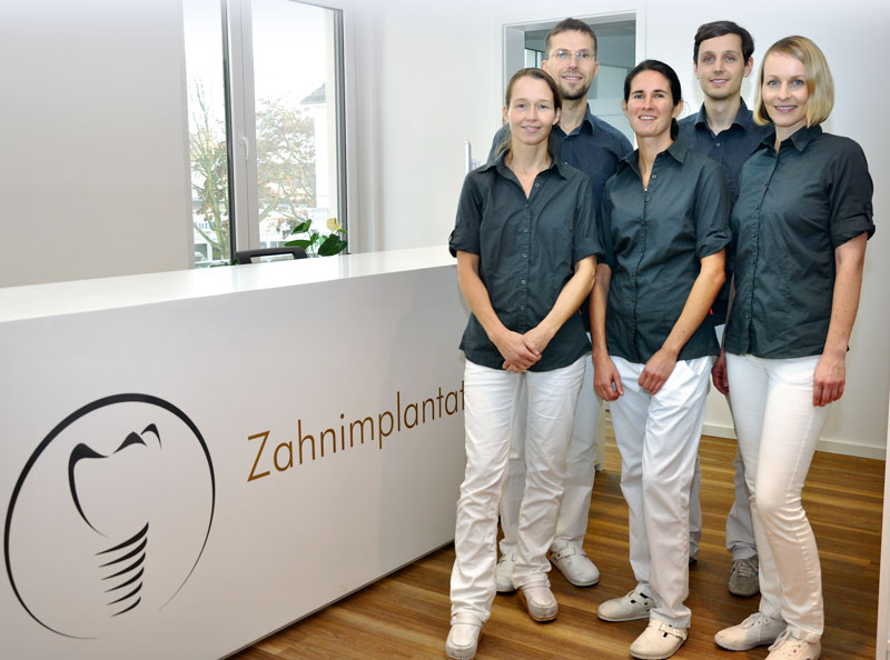 Foto von Dr. Katja Roloff und Dr. Andreas Roloff von der Firma Zentrum für Oralchirurgie und Zahnimplantate Dr. Katja Roloff, Dr. Andreas Roloff und Kollegen