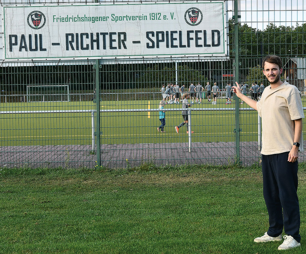 Foto von Johannes Semmelroth und 1. Vorsitzender Abteilung Fußball, Abteilung Fußball des „Friedrichshagener SV 1912 e.V.“, Rahnsdorf Foto von Johannes Semmelroth und 1. Vorsitzender Abteilung Fußball, Abteilung Fußball des „Friedrichshagener SV 1912 e.V.“, Rahnsdorf