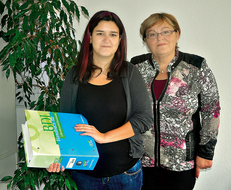 Foto von Irina Gehlert und Theresa Jahn von der Firma Lohnsteuerhilfe Berlin-Brandenburg e.V., Beratungsstelle Erkner