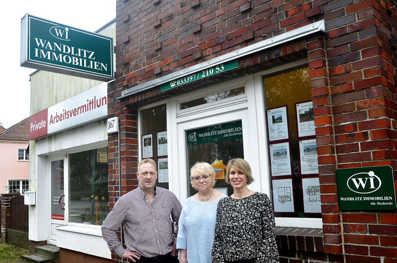 Foto von Lutz Brosowski und Kathrin Brosowski und Mona Skodowski von der Firma Wandlitz-Immobilien; Prenzlauer Chaussee