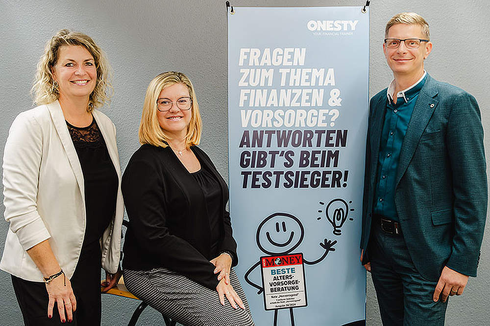 Foto von Kathrin Lorenz-Parchmann und Andreas Roßbander und Mandy Schuhmann von der Firma ONESTY Agentur Bernau