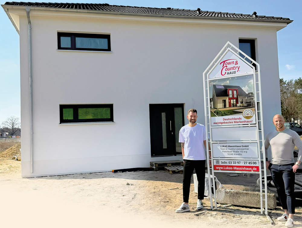 Foto von Christian Kaszemekat und Tino Ludwig von der Firma LUKAS Massivhaus GmbH Town & Country Lizenz-Partner
