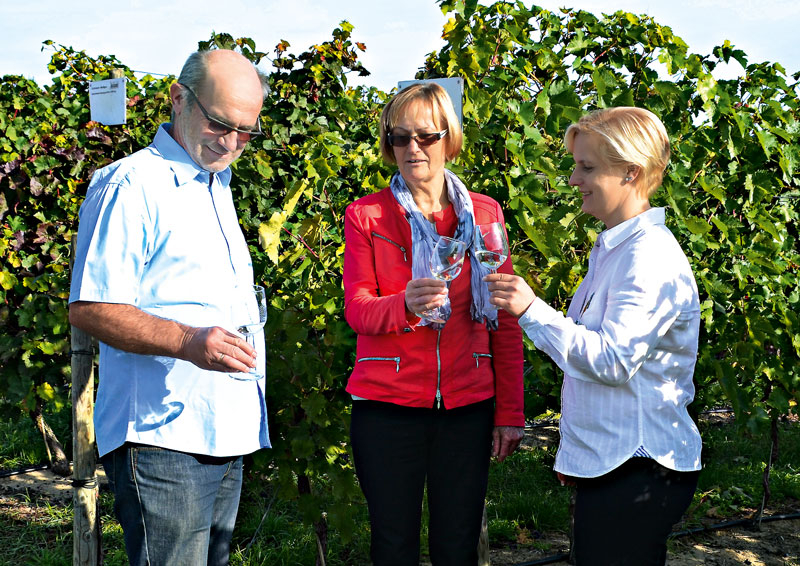 Foto von Dr. Manfred Lindicke und Bettina Lindicke und Katharina Lindicke von der Firma Weinbau Dr. Manfred Lindicke