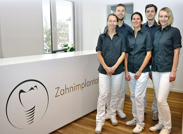 Foto von Dr. Katja Roloff und Dr. Andreas Roloff von der Firma Zentrum für Oralchirurgie und Zahnimplantate Dr. Katja Roloff, Dr. Andreas Roloff und Kollegen