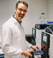 Foto von Dr. Martin Reinsch und Constantin Welz von der Firma Analytisches Zentrum Biopharm GmbH