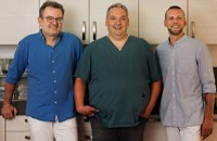 Foto von Dr. Hannes Rabe und Dr. Stephan Gericke und Marten Schmidt von der Firma Tierärzte am Werderpark GbR