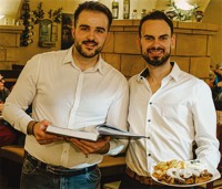 Foto von Mario Sukuli und Angelos Kypraios und Vassilios Adonopoulos von der Firma Restaurant Zeus